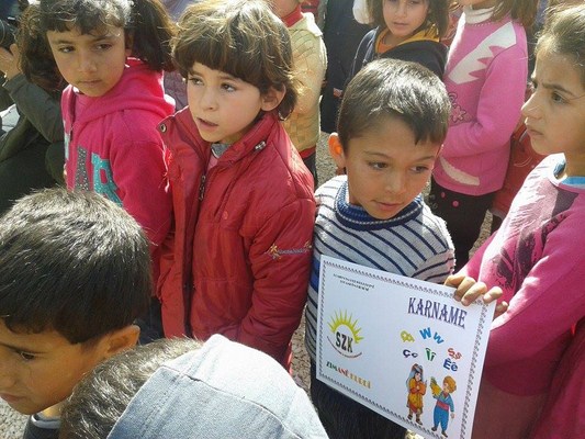 التلاميذ النازحين يجتازون الفصل الدراسي الاول في كوباني